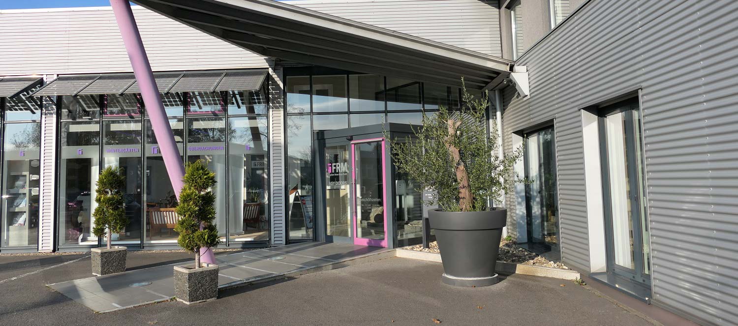 Der Eingang des FRM-Ahlen GmbH Standorts im Sonnenlicht.