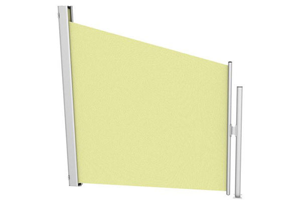 Die Paravento Seiten-Markise in gelb mit schrägem aufgespanntem Tuch.