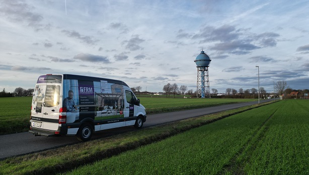 Ein FRM-Transporter in ländlicher Gegend mit Wasserturm in Ahlen.